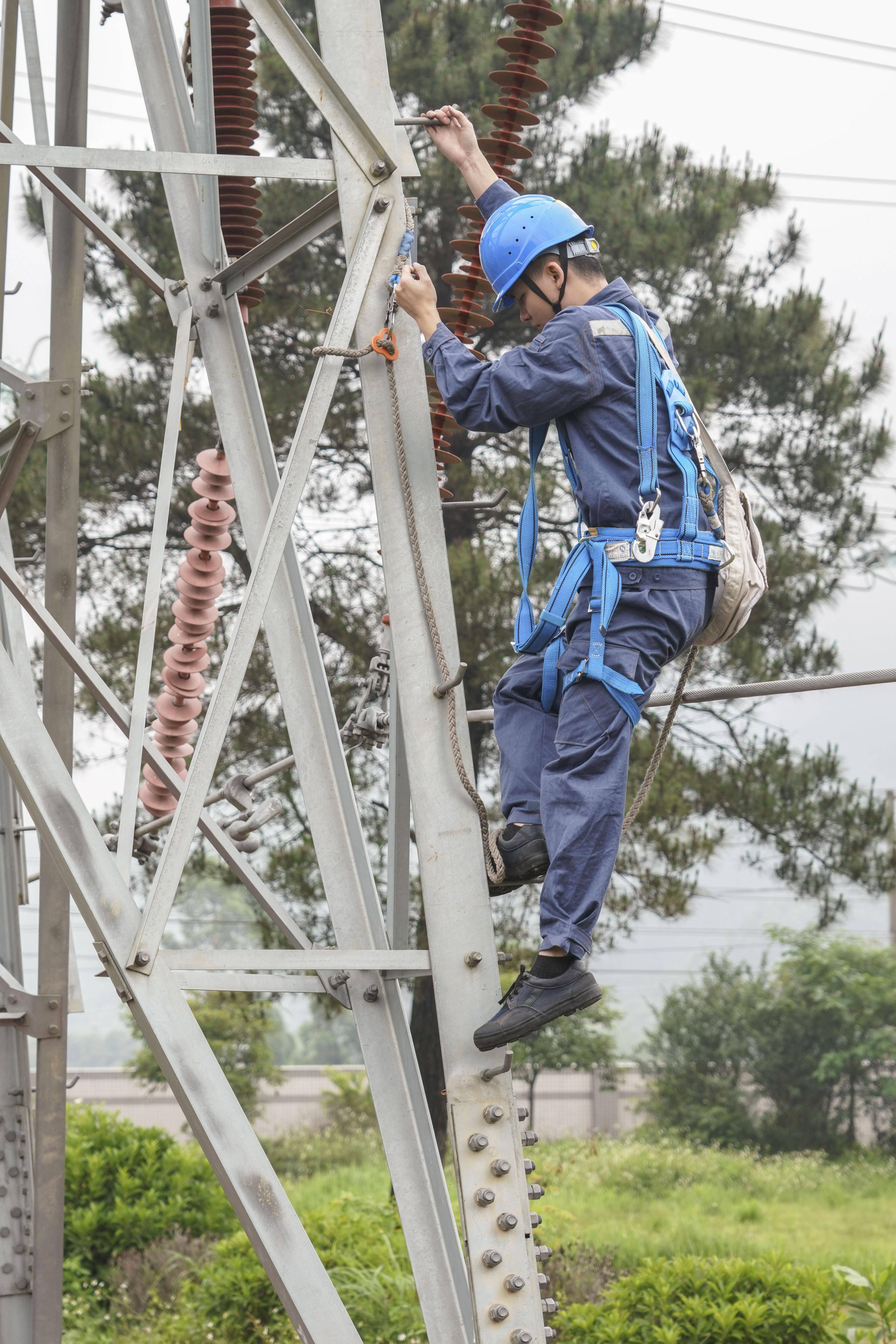 徒手攀登数十米高空,高压线上带电作业,他是"电网蜘蛛侠"_冯进杰