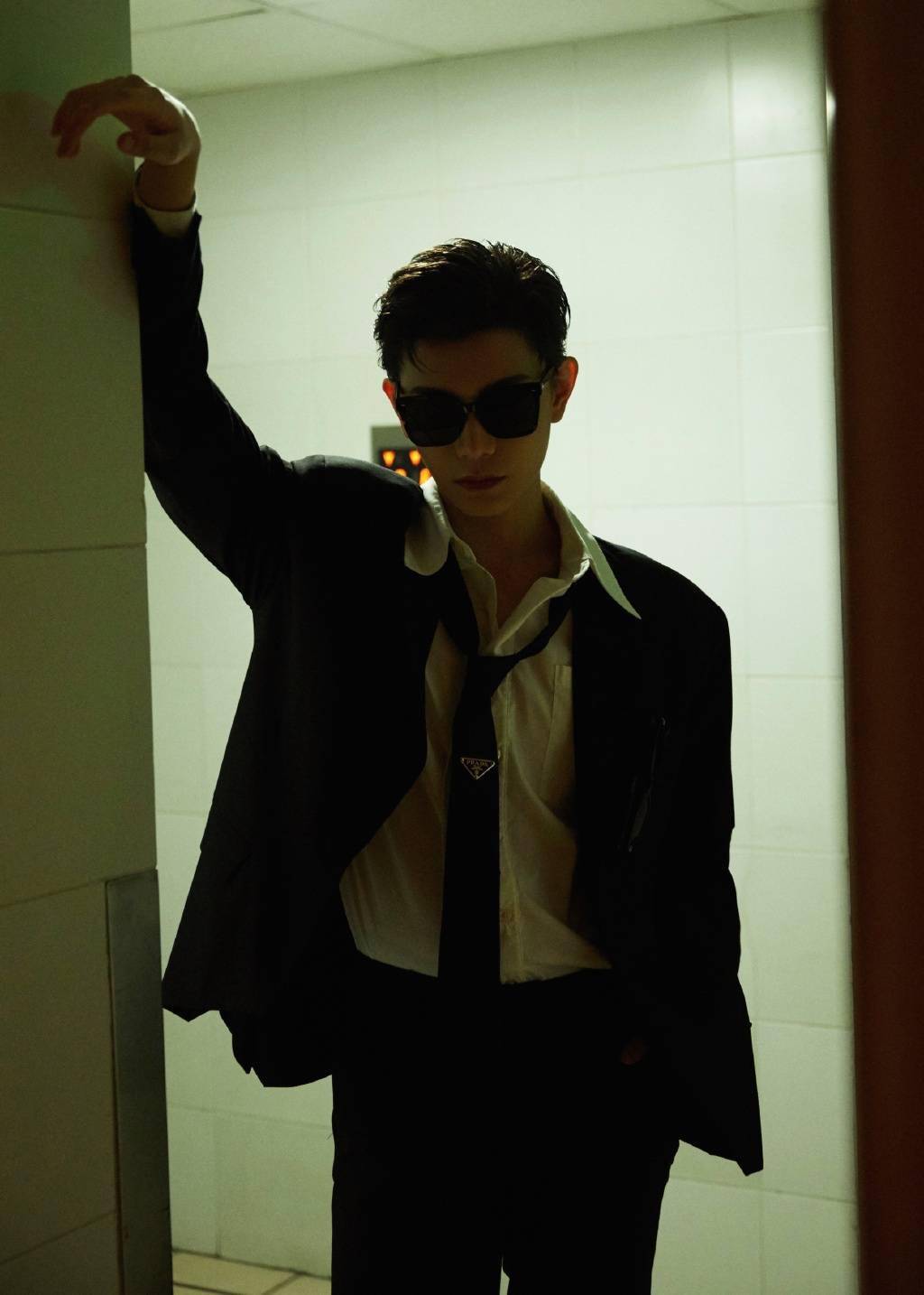 丁禹兮武汉出席品牌活动背头造型搭配黑酷墨镜霸总丁杀疯了