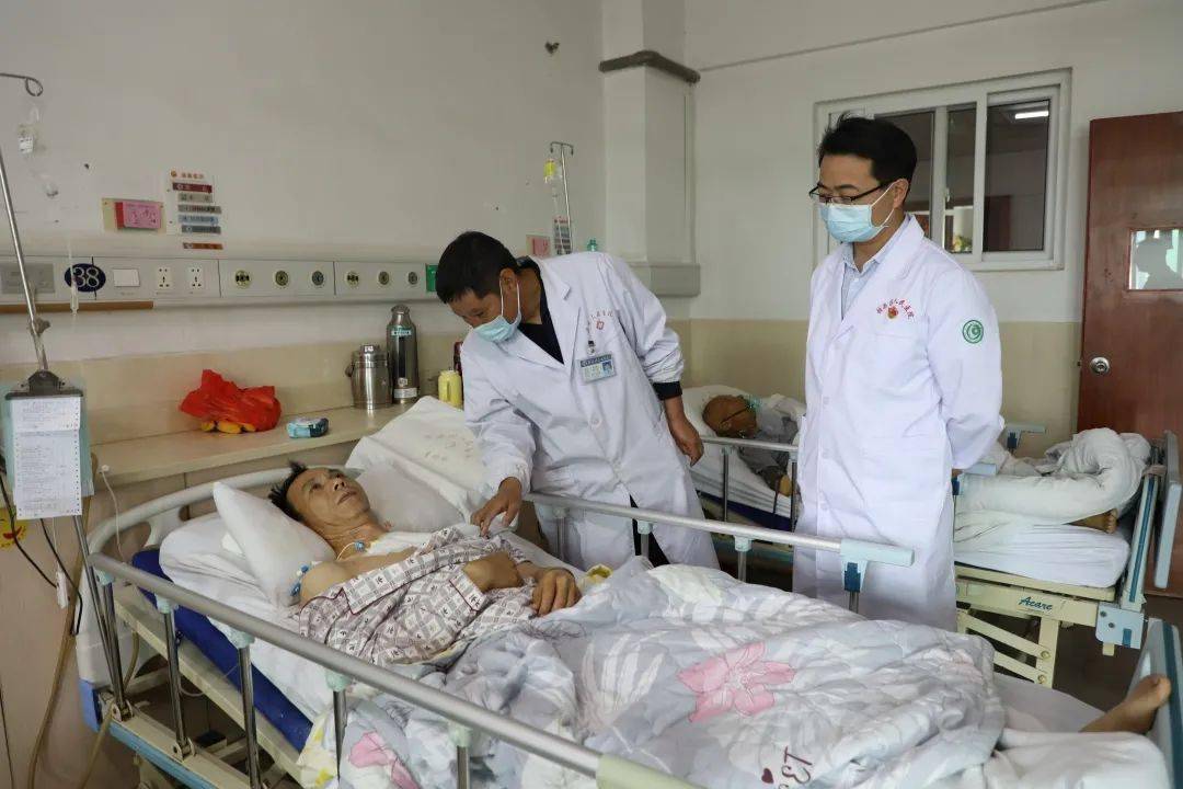 看到喷涌的血,我想这下完了,所幸江口卫生院及时将我送到区人民医院