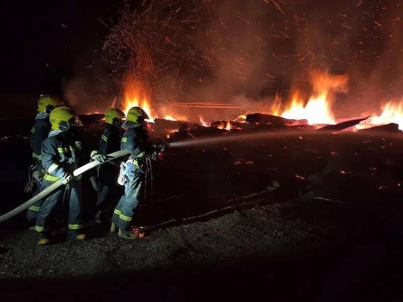 五一劳动节致敬我身边最可爱的人消防员