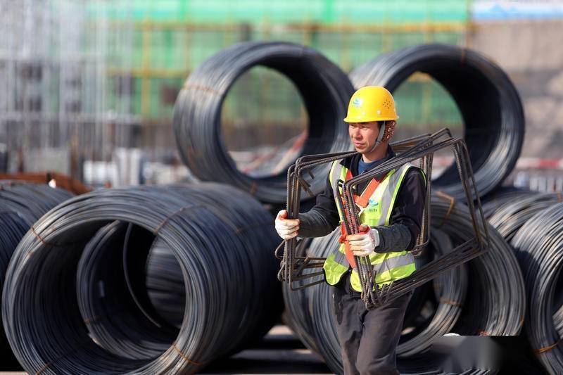 五一假期建筑工人奋战一线赶工期