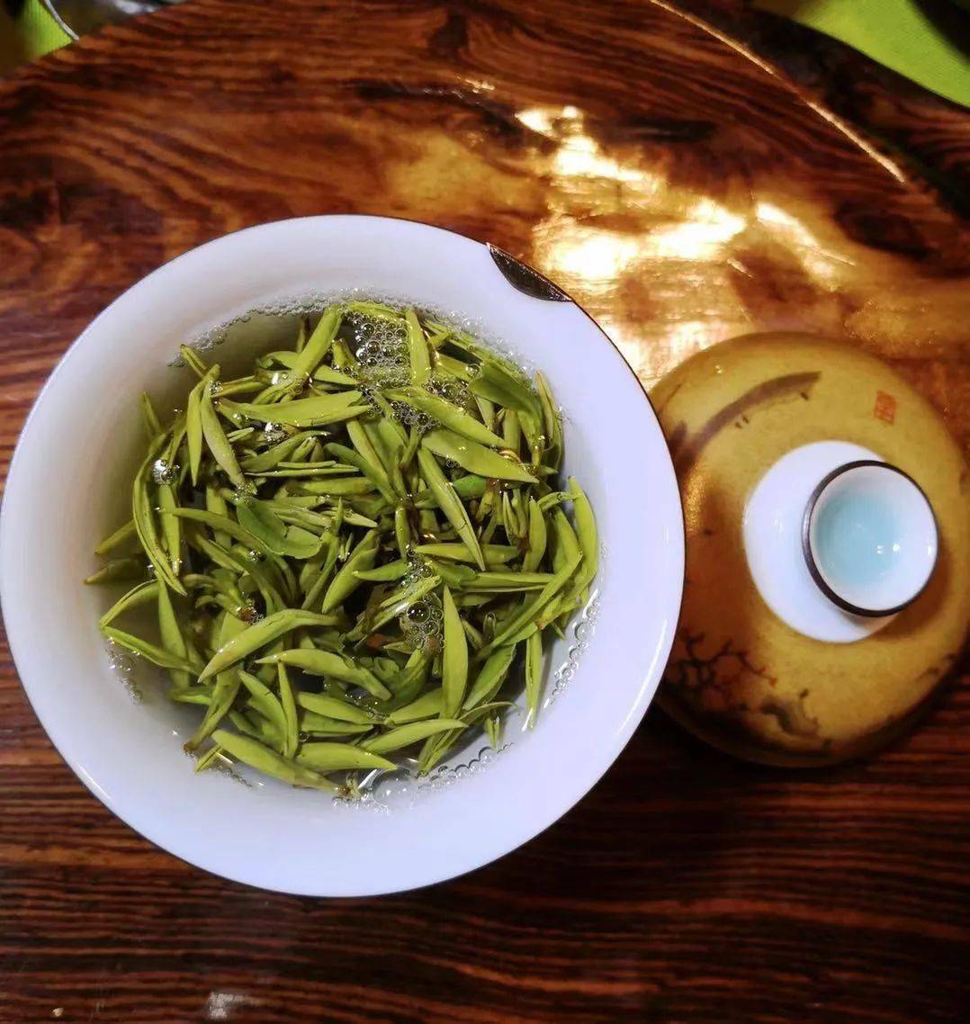 紫笋茶,全名顾渚紫笋,是创制于唐代的名茶.