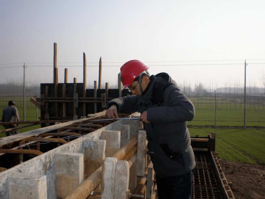 徐州市水务局基建处高级工程师,省水利厅先进工作者李宁