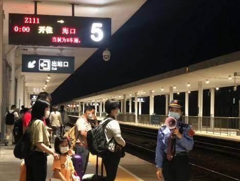 铁道线上的劳动者最美最快乐肇庆站为五一乘客提供三心服务