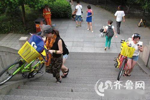 能学会骑自行车的青岛人9博体育已经属于“珍稀物种”了(图16)
