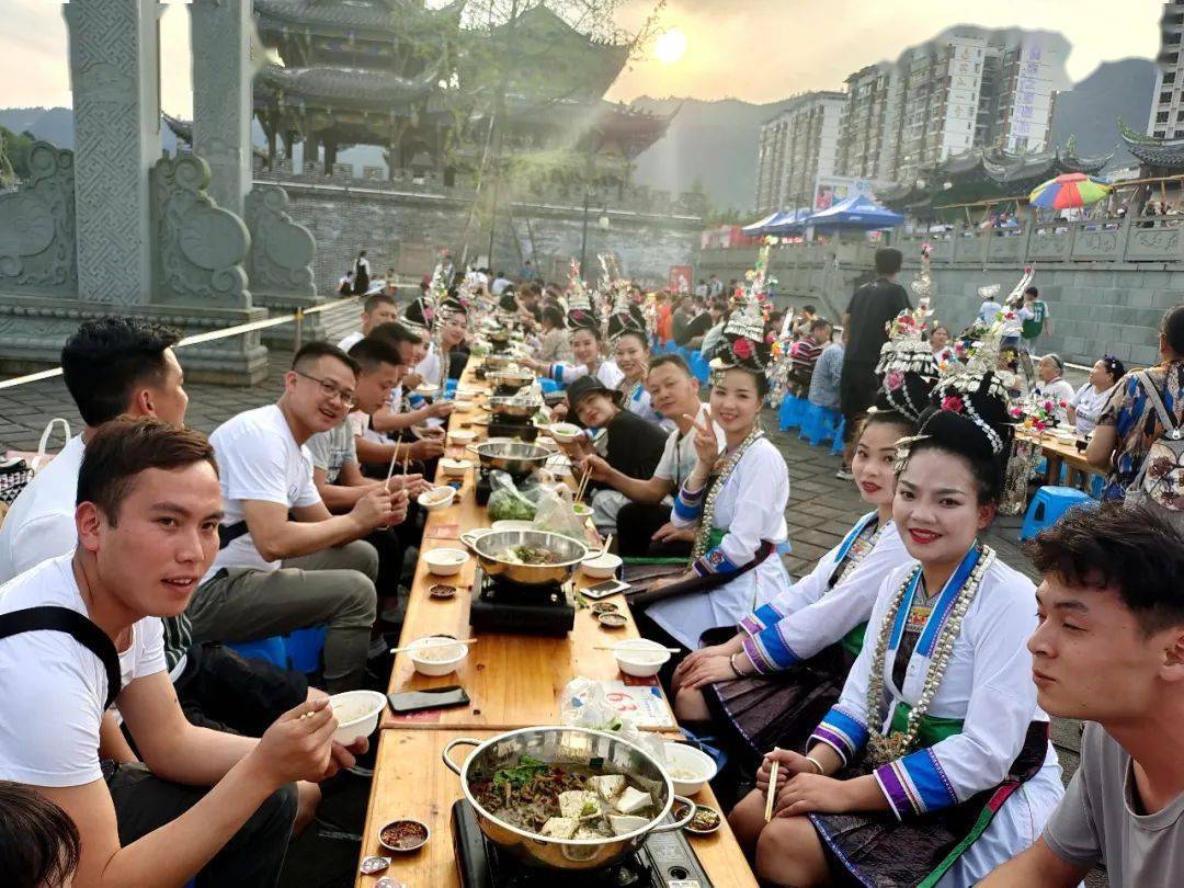 5月1日,榕江县在大河口码头举行"味觉古州·黔菜美食之旅之美食国潮