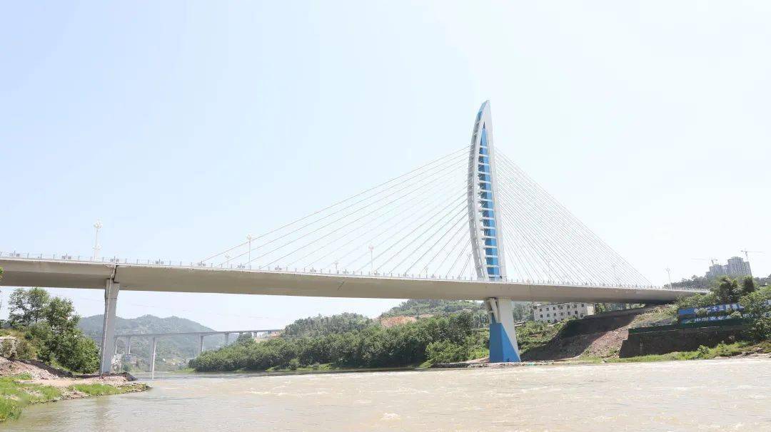 罗江大桥截至目前,罗江镇3艘客(渡)船已停运上岸,并对船体进行封存,并