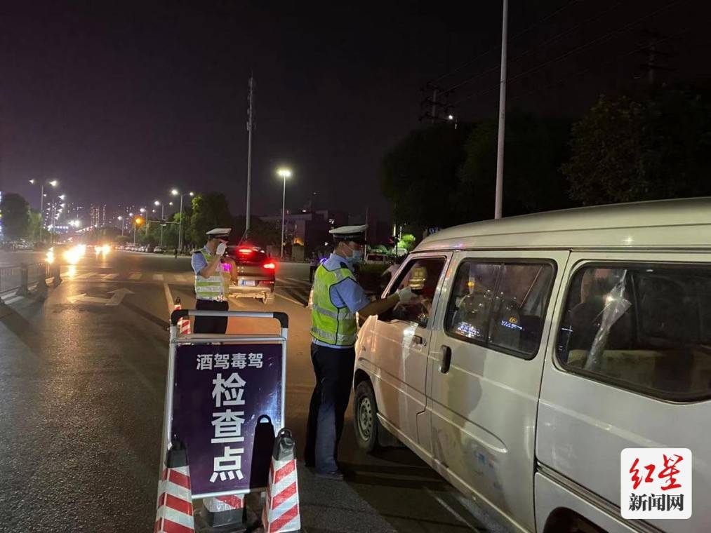 成都交警严查酒驾醉驾
