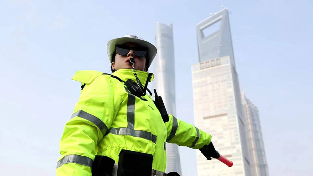 90后女子的路口人生在上海世纪大道做一名交警