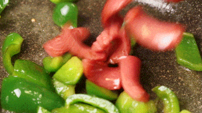 光是只有烤肠的话吃起来会有些腻,还是需要有些蔬菜来配搭的,清新脆口