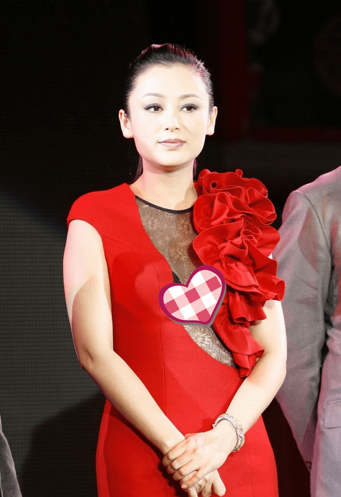 陈红的造型也挺不保守的,红裙配上黑丝更惹眼,上身的裙子还开口_红色