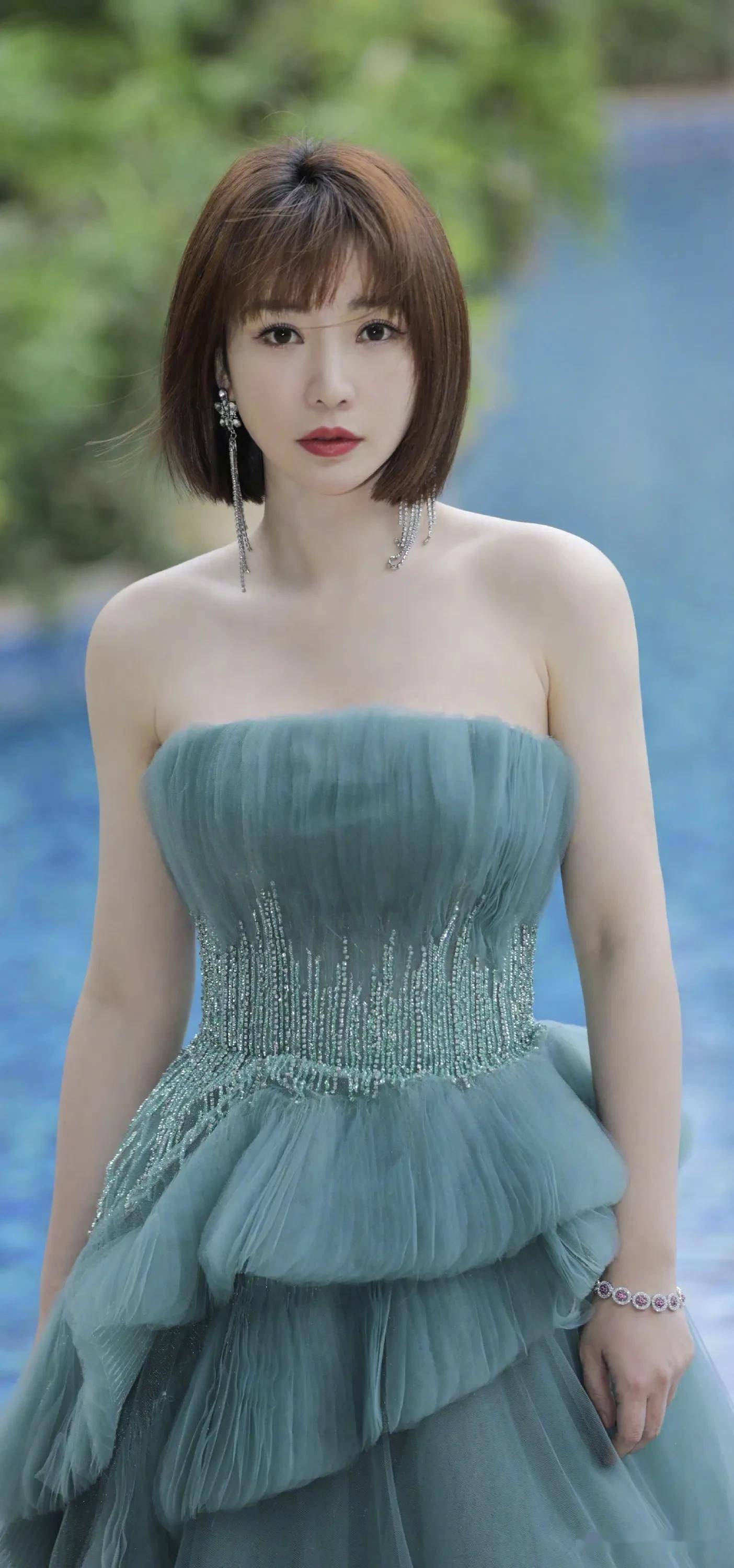 一字抹胸白嫩肌肤撩动心弦,散发出温柔气息,柔媚百生,风情万种