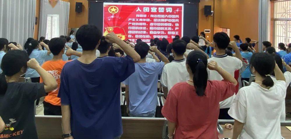 近70名团员学生参加活动,激励团员们强烈的爱国情,报国志,增加团员的