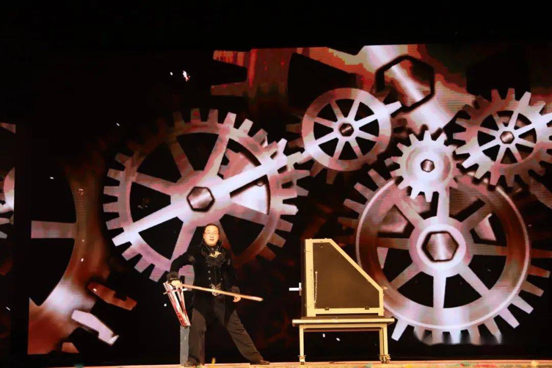 昨晚在临夏市上演的奇幻之旅61魔术专场现场观众直呼刺激