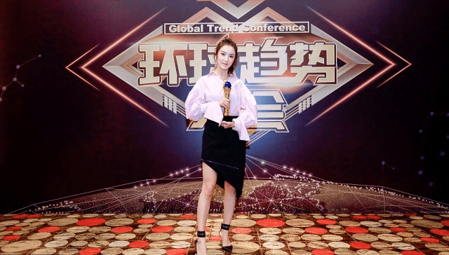 薇娅气质升级主播身份有明星气场穿裙子身材不输t台模特