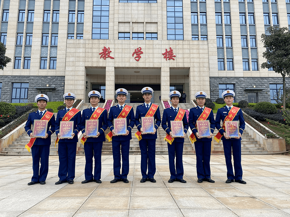 五四青年节广西大苗山走出的消防员警校毕业披上火焰蓝