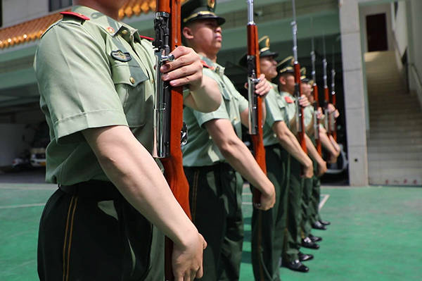 图为国旗班战士进行托枪定位训练.董亚涛 摄