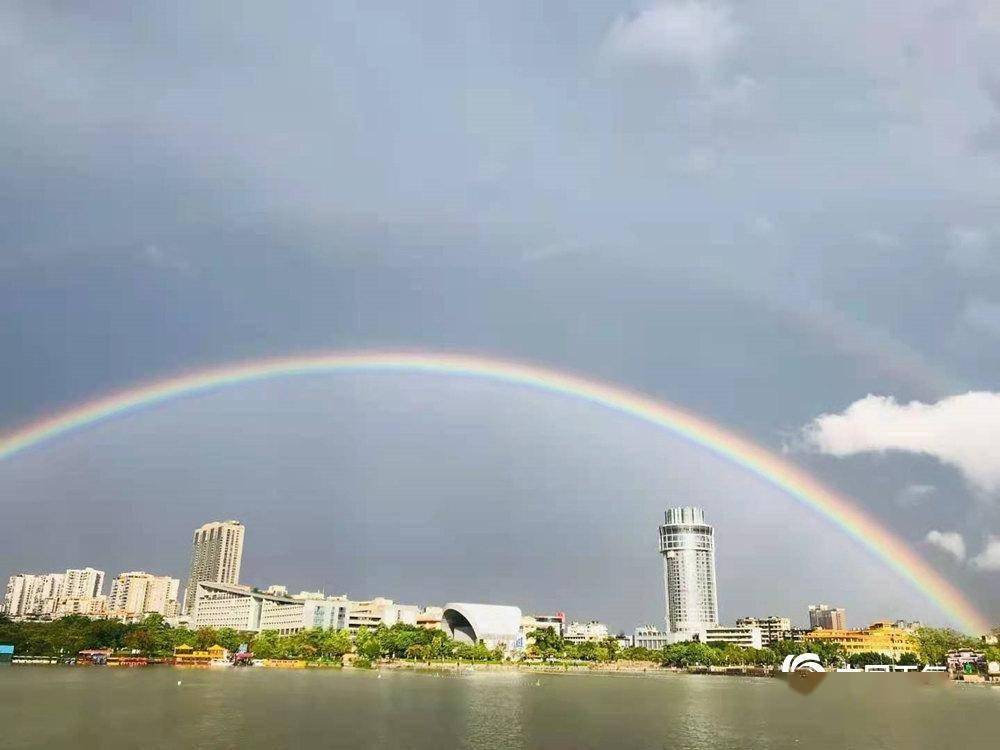 广东暴雨后现彩虹刷爆市民朋友圈