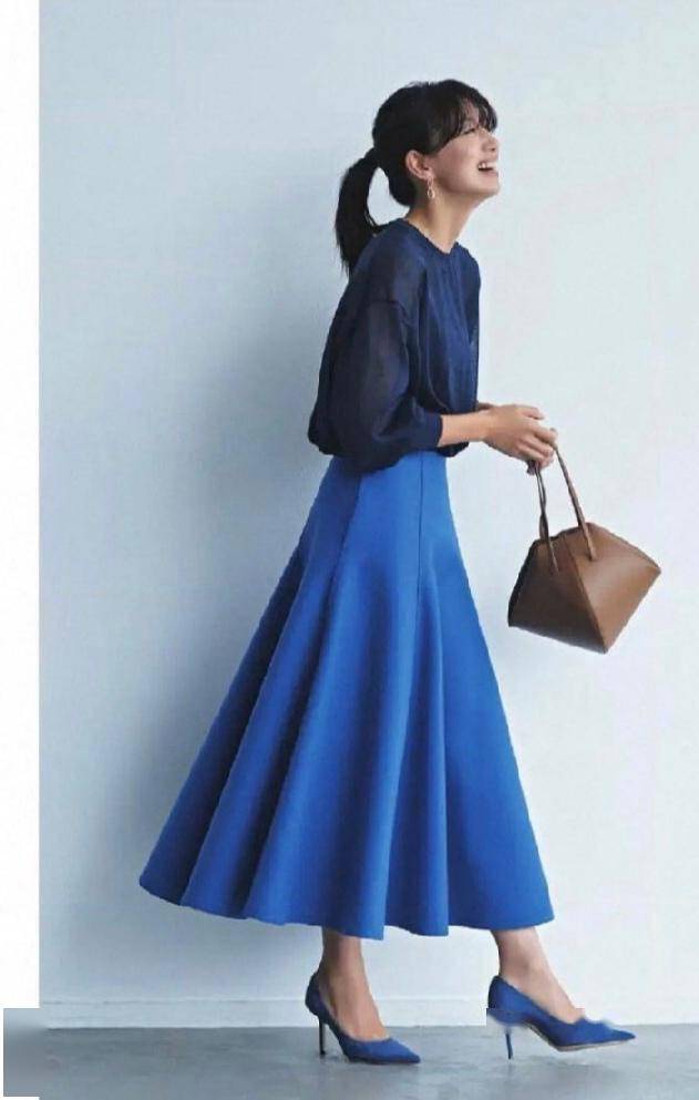 配合深蓝色的裙装时,它们虽然同属蓝色系的范畴,但具体风格的演绎还是