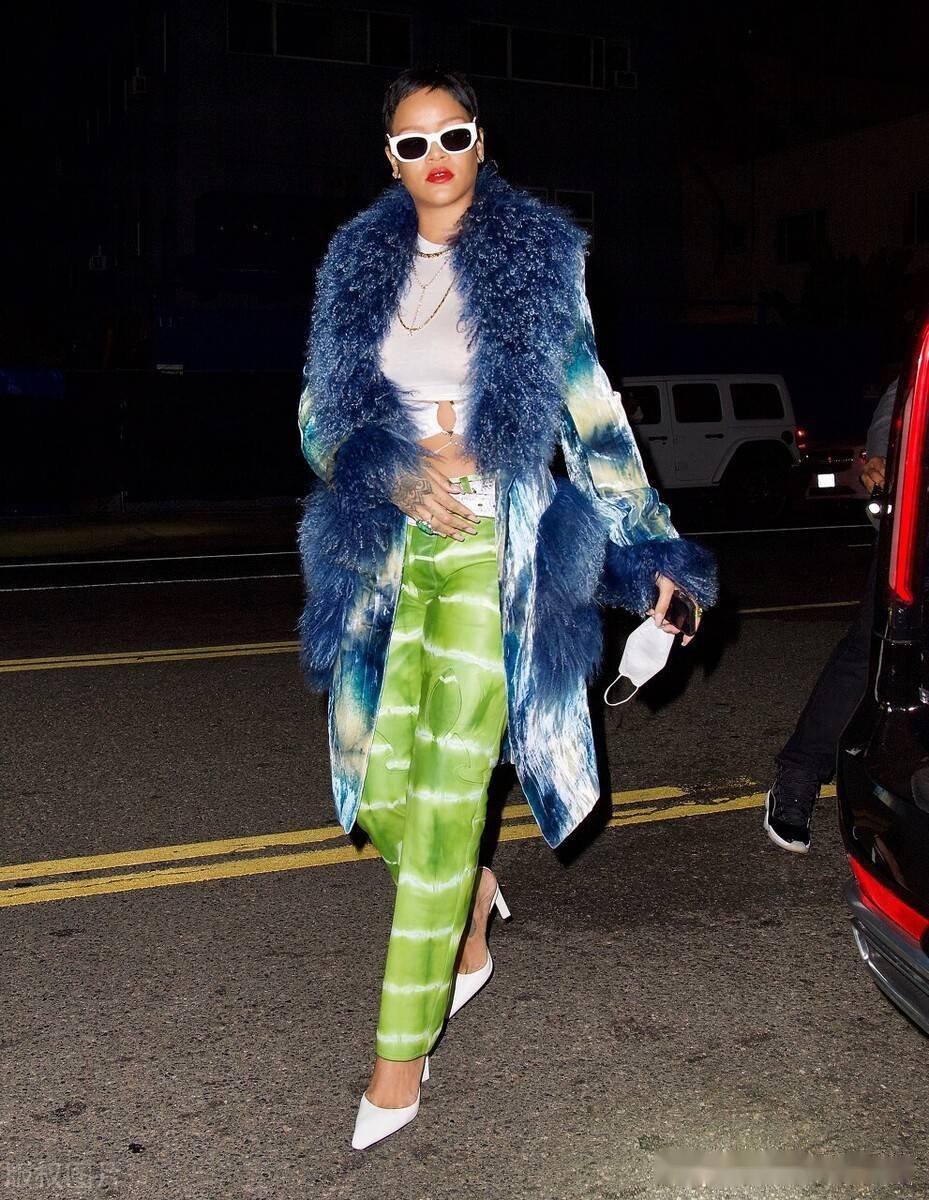 蕾哈娜身着渐变蓝色皮草华贵大气超短发亮相灵气满满