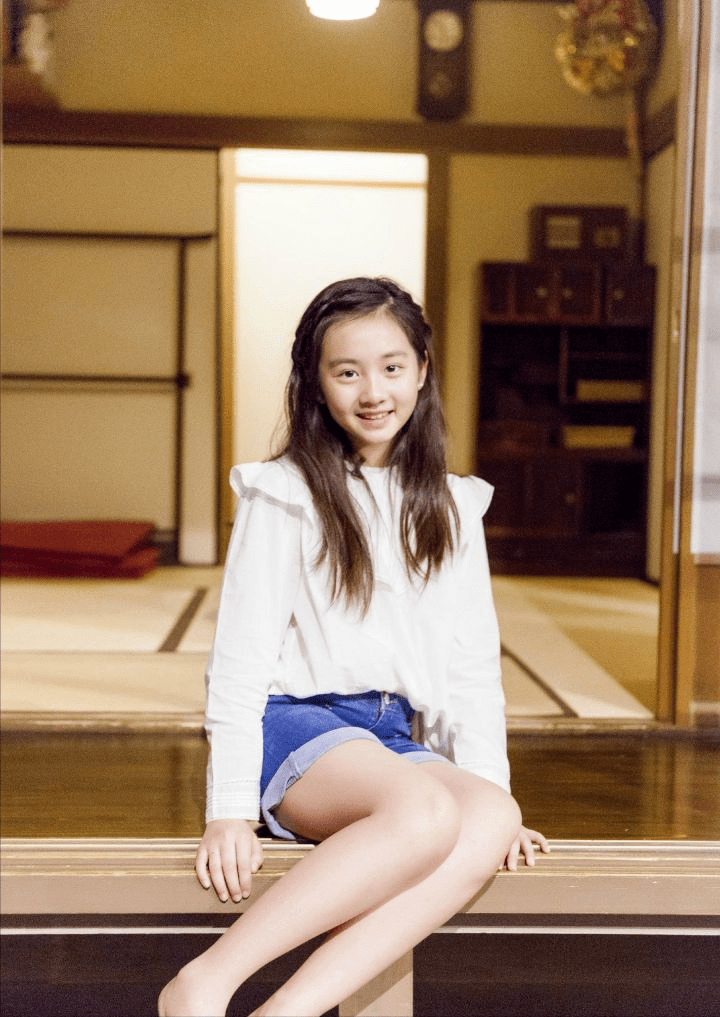 黄磊15岁女儿穿超短裙亮相大长腿又细又白气质完全不输妈妈孙莉