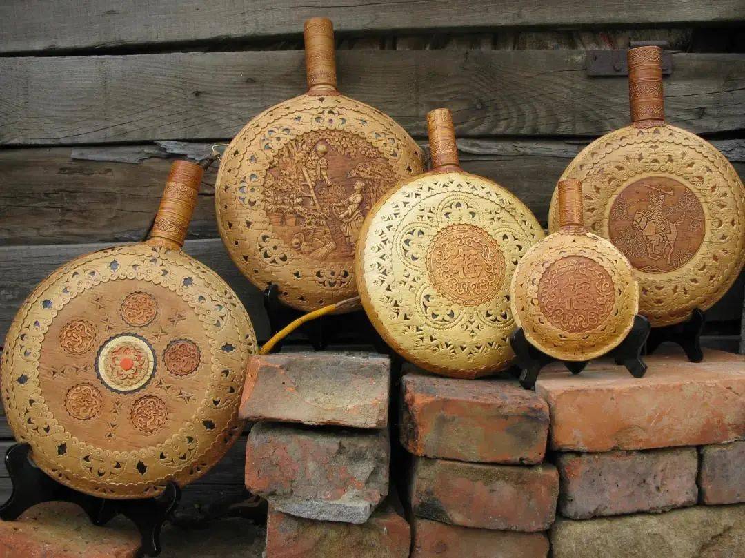 桦树皮工艺品制作以白桦树为原料,是东北特殊环境,特殊材料和其他民族