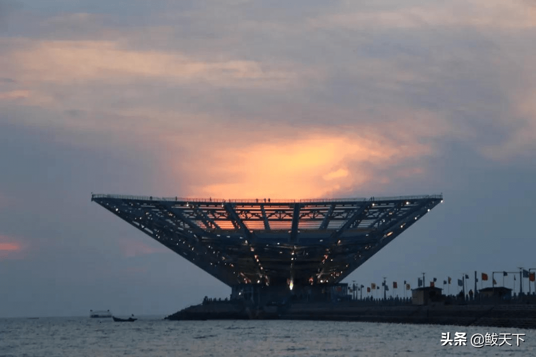 与鲅鱼圈公主遥相呼应,渤海明珠观景台蔚为壮观.
