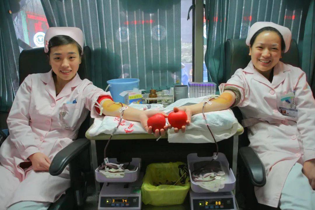 天使心向党图片展播第2期一个护士的十年