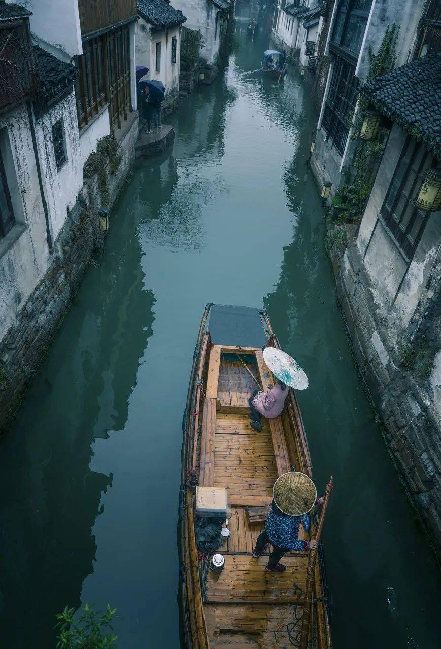 当春风把心吹到江南,我们轻吟一句:正是江南好风景,落花时节又逢君.