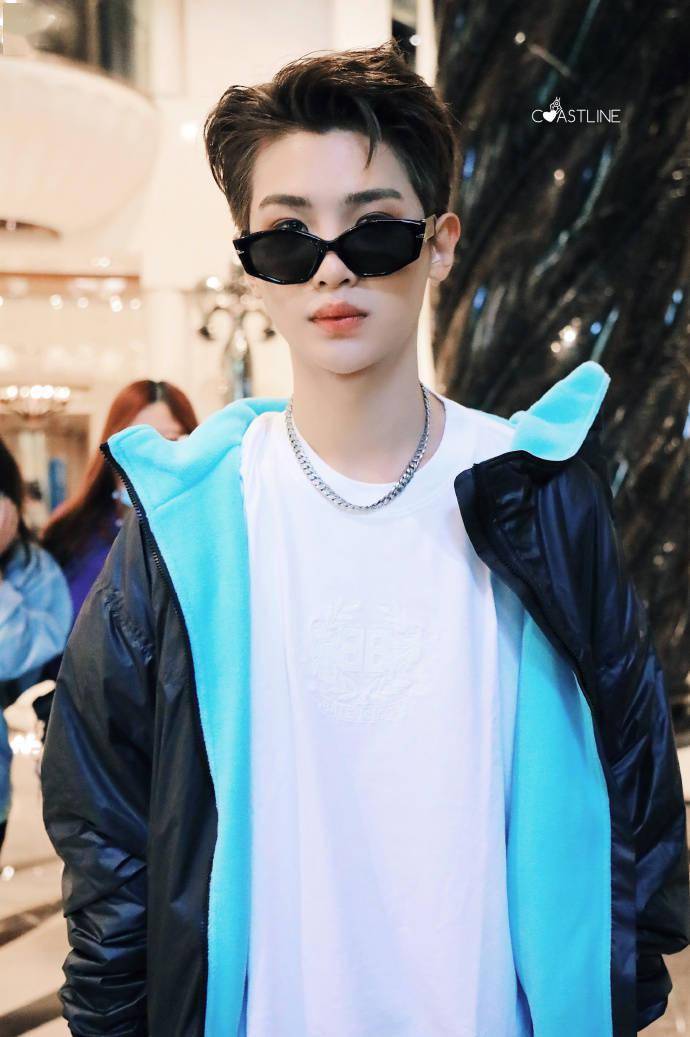 黄明昊《这!就是潮流》录制上班 今天是戴墨镜的豪哥出来炸街!