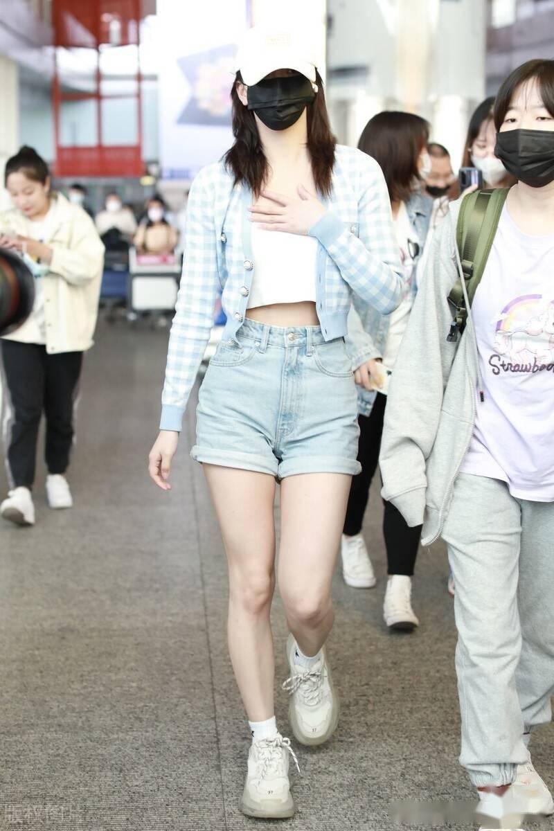 街拍孔雪儿蓝色格纹针织开衫抹胸牛仔超短裤老爹鞋纯朴清新