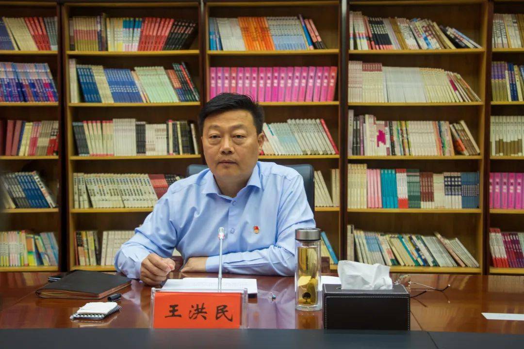 会上,王洪民传达了市委书记马富国在市政法队伍教育整顿领导小组全体
