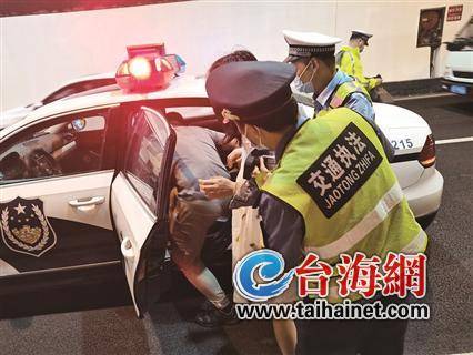 执法人员把孕妇扶上警车