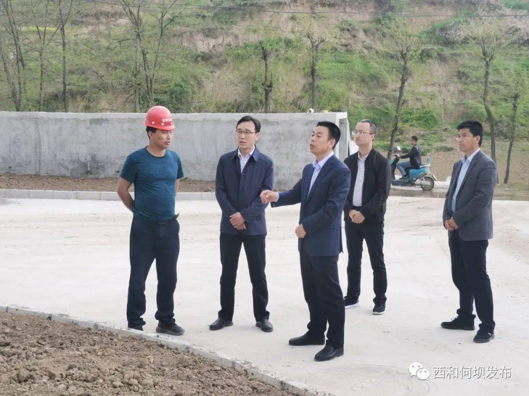 在施工现场,唐正林详细察看了项目的进度,听取了施工