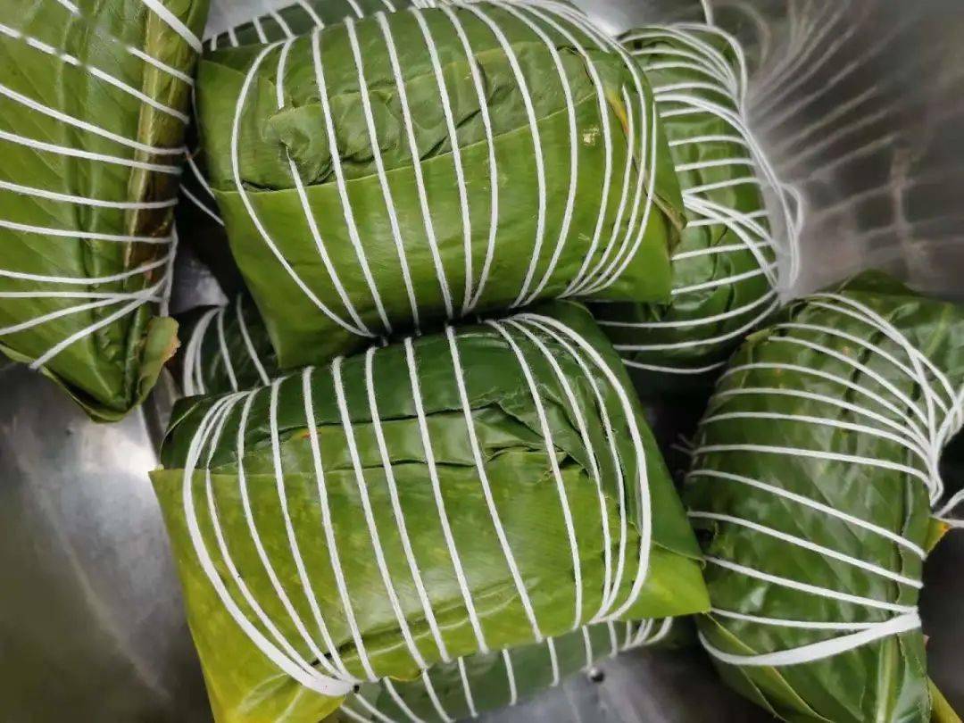 用靖西大香糯制作的粽子,也叫粽粑,壮话叫"逢",一口下去,软糯无比