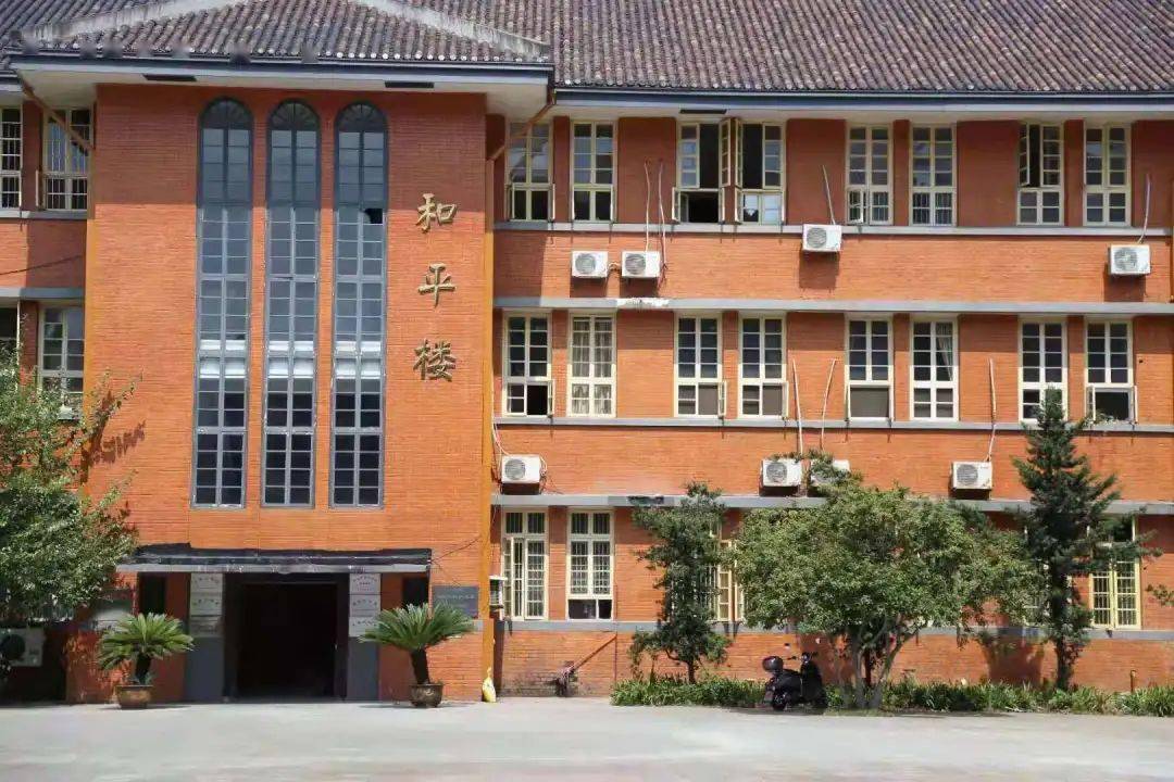 明媚璀璨耀眼夺目是百年湘雅的披肩红色是民主楼与和平楼的外套【红】