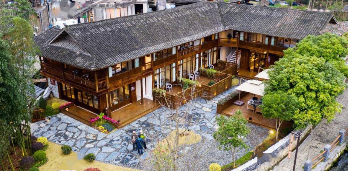 当地的红色民宿都是用村民闲置的土坯房进行改造,农家气息浓郁
