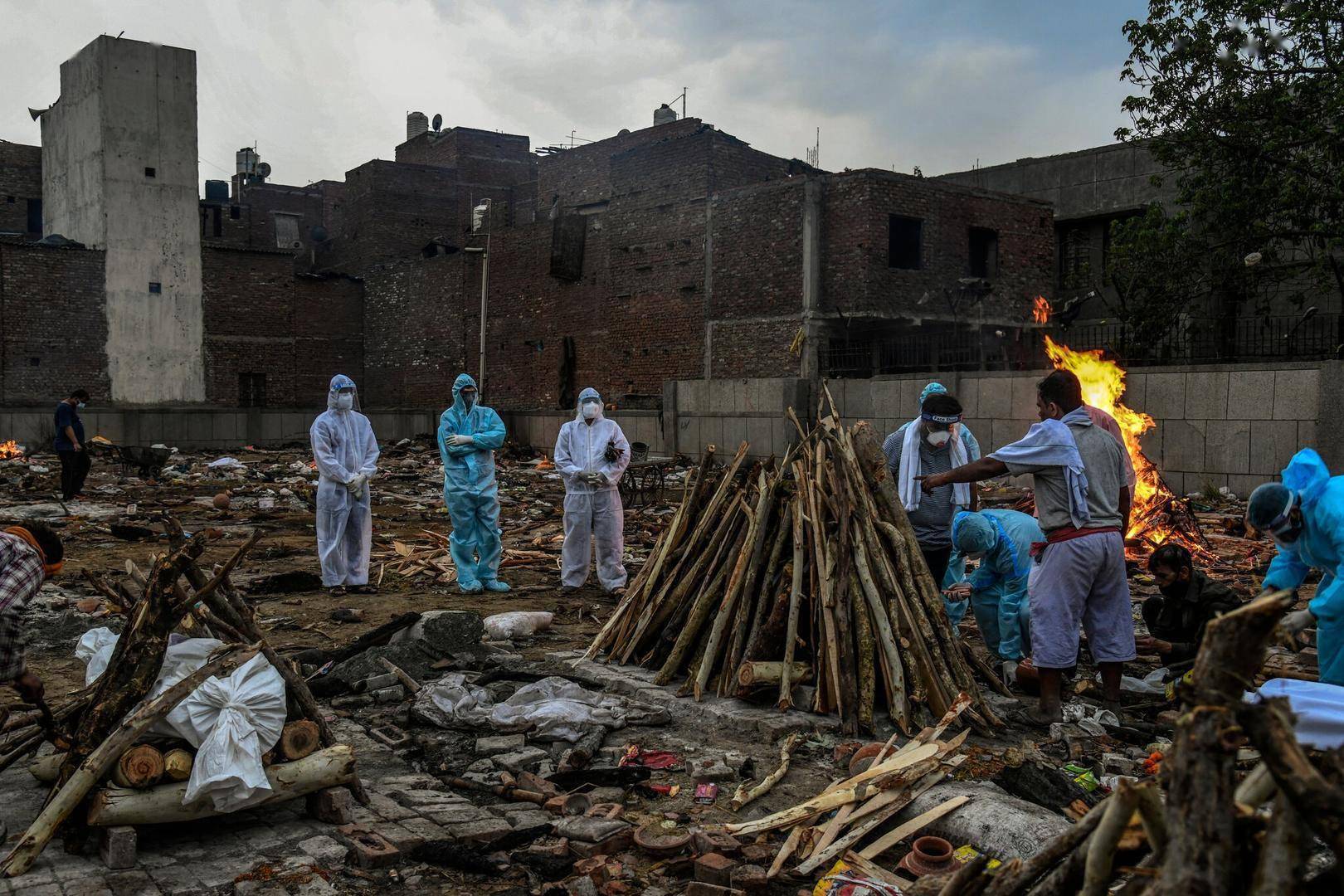 印度焚烧新冠死者图片