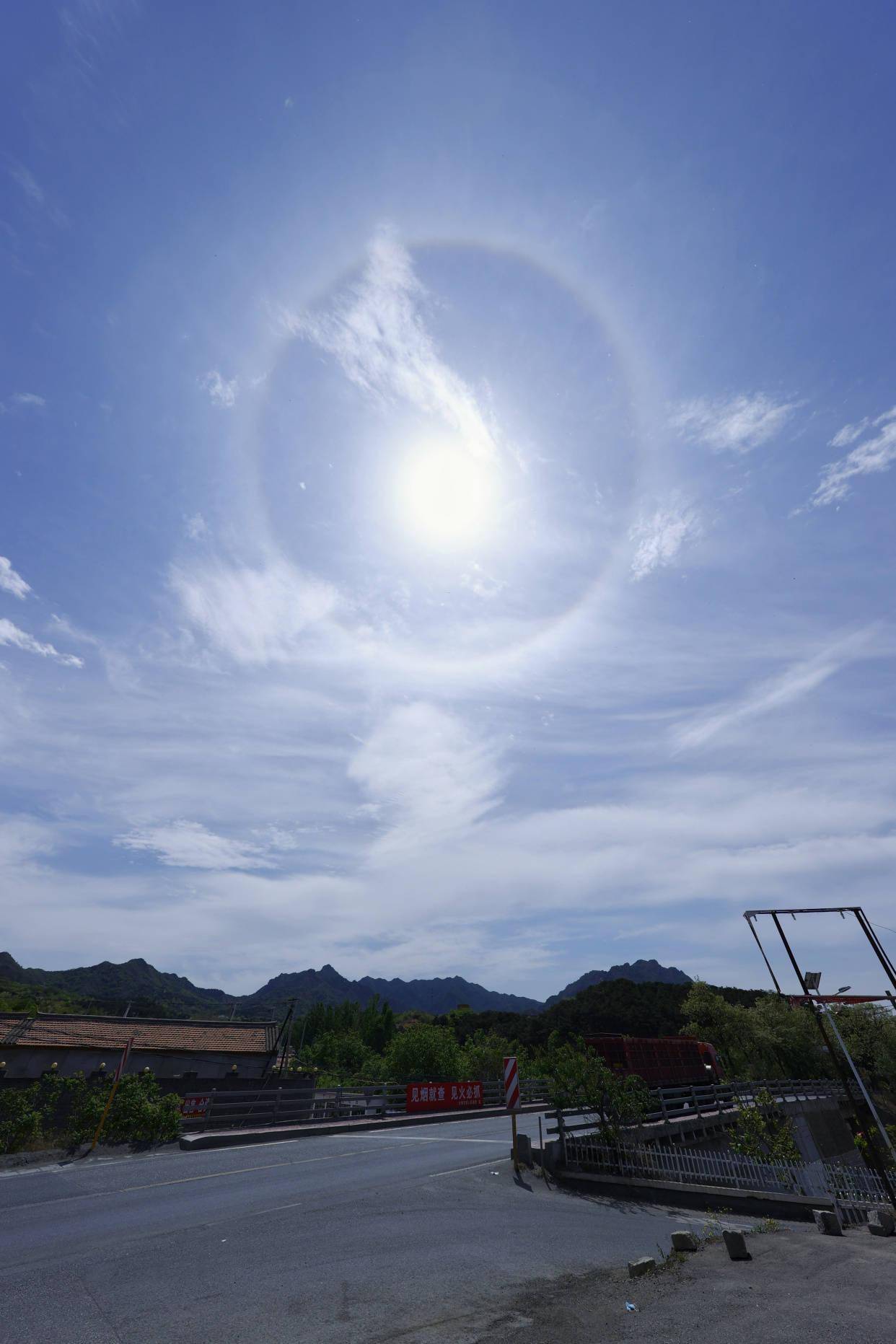 宛若明珠!刚刚,北京上空出现美丽日晕奇观