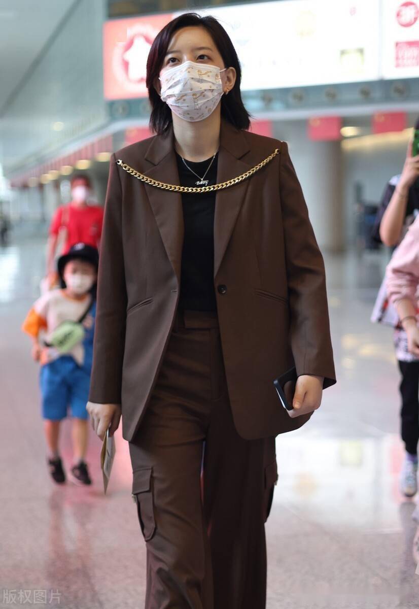 街拍:李斯丹妮棕色链条西服套装飒爽十足