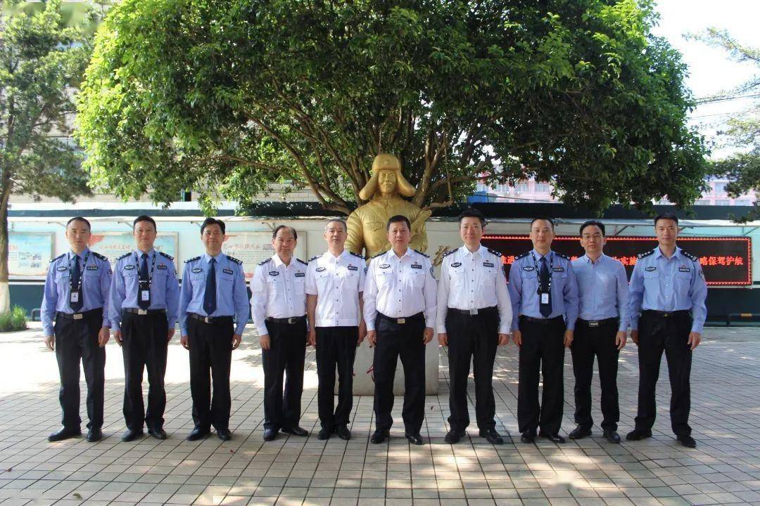 期间,调研组一行深入湘潭岳塘分局五里堆派出所,韶山市局韶山冲派出所