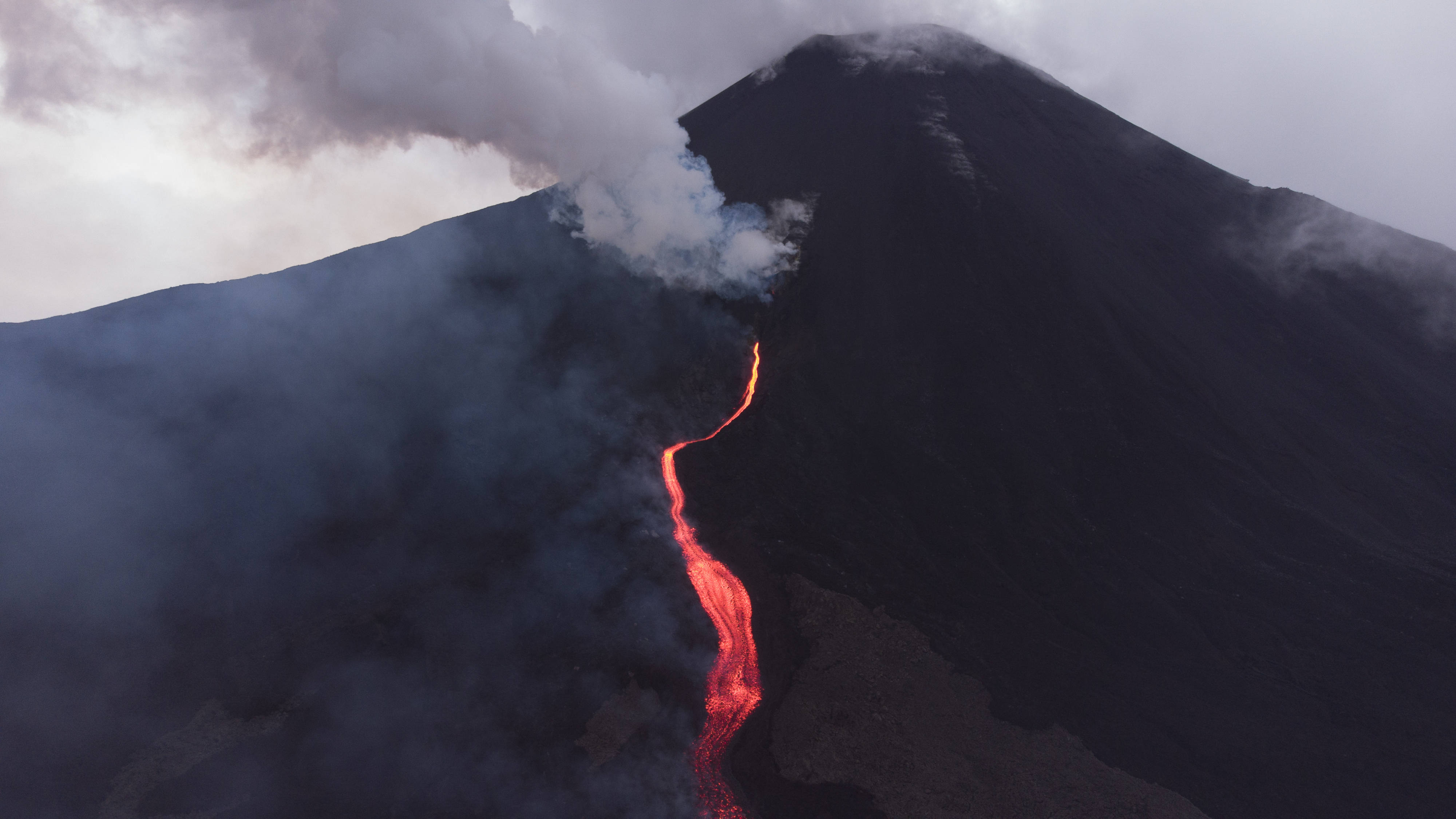 危地马拉帕卡亚火山持续喷发