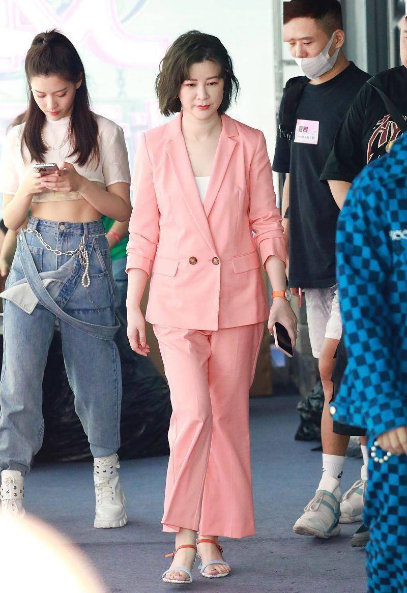 杜华这样的女老板看着就不简单弄女团爱豆的发型但看着却不潮