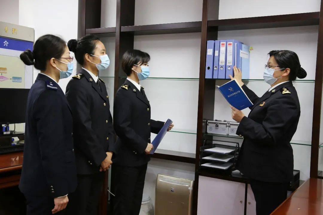 《海关内务规范》对着装与仪容提出了具体要求,海关工作人员在标准