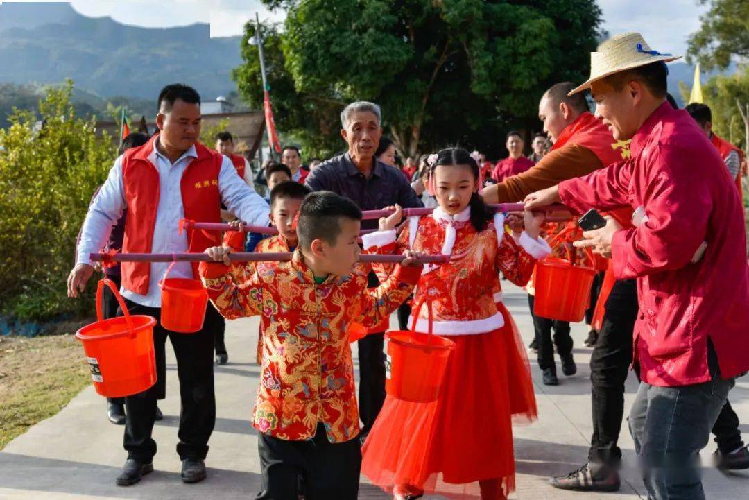 霸气航拍陆河县螺溪镇叶氏经兴祠重光庆典现场锣鼓喧天热闹非凡