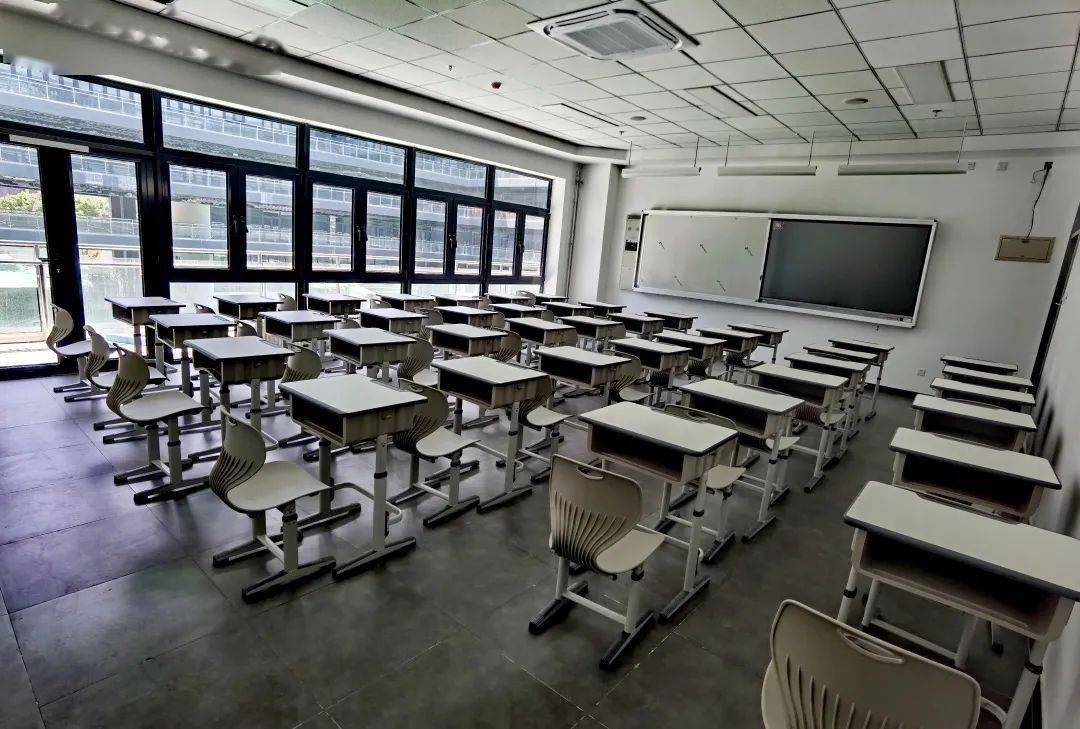 教室全景 为方便广大学生及家长了解新校园相关动态，自即日起，学校将把新校园的相关情况分期推荐介绍：教室全景 学生电子书柜 教师办公室 楼内饮水机 实验中心 传统实验室 化学顶装实验室