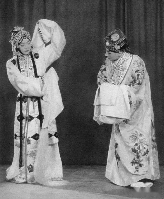 的著名京剧演员有花旦于素秋,毕正琳,老生汪正华,程正泰,武旦粉菊花