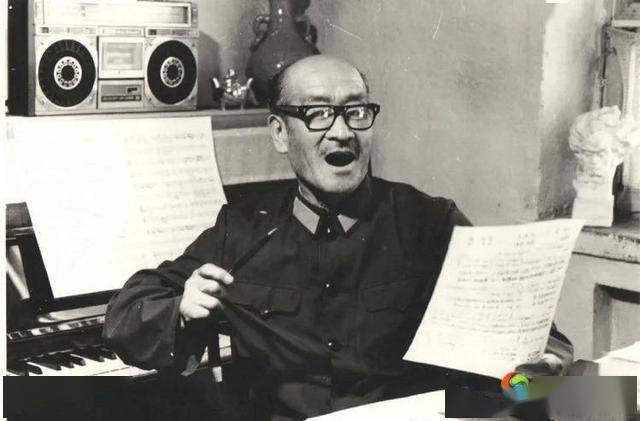 1981年,时年68岁的王洛宾又重新穿上军装,开始创作歌曲王洛宾这三个字