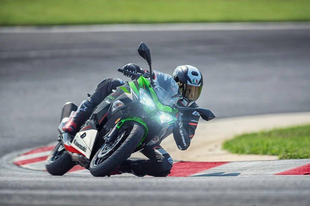 川崎发布22款ninja 400全新配色 其他和现售款保持一致 搜狐汽车 搜狐网