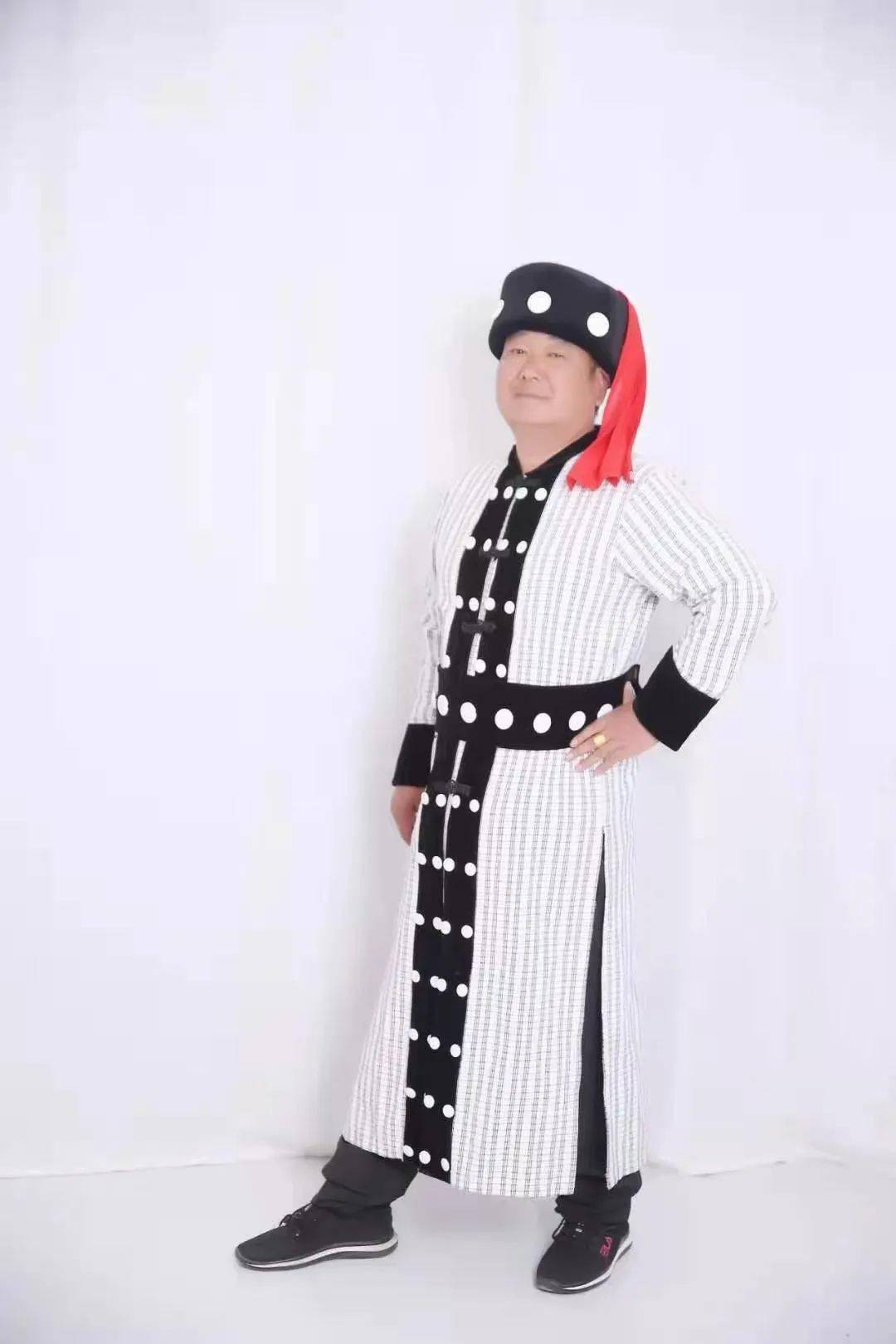 贡山傈僳族男装贡山傈僳族男子服饰,以普拉底乡为例:穿长右衽袖中长衫